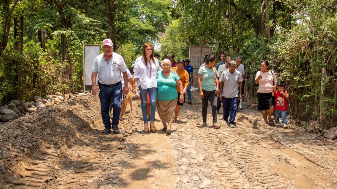 ROSY URBINA SUPERVISA AVANCE DE OBRA DEL CAMINO «LAS CONCHITAS»