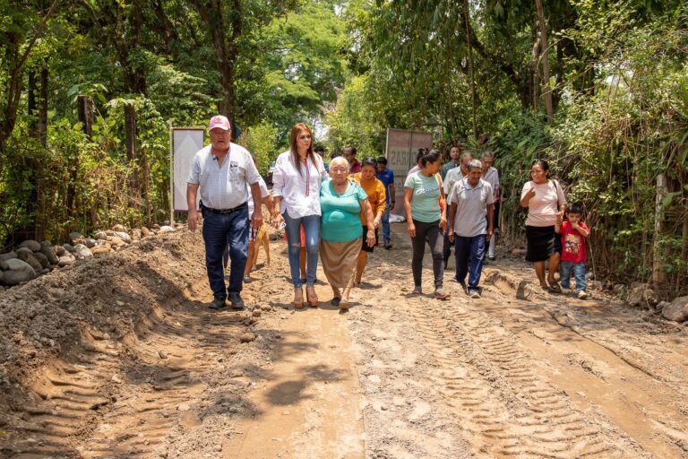 ROSY URBINA SUPERVISA AVANCE DE OBRA DEL CAMINO «LAS CONCHITAS»