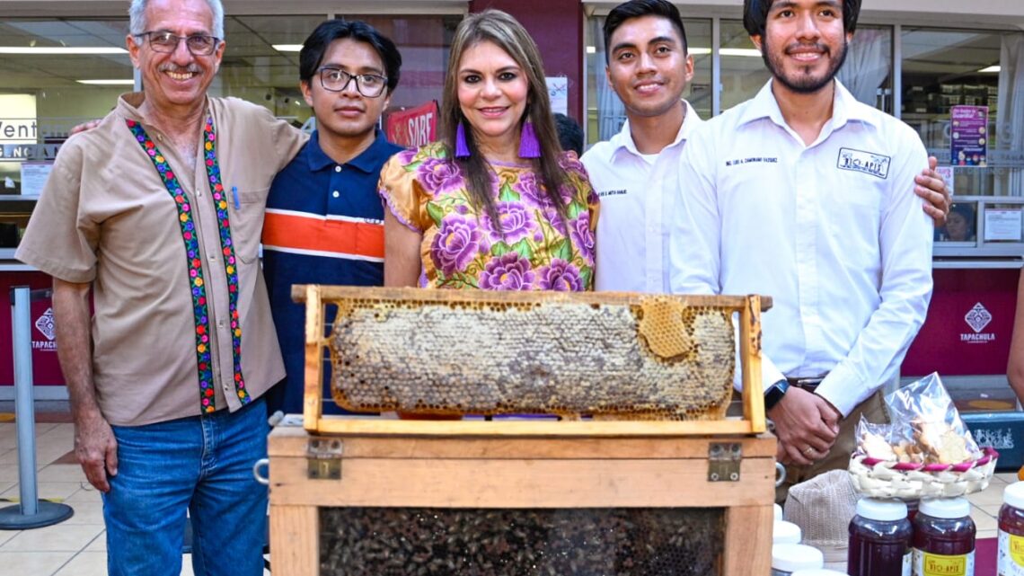 CON EXPOSICIÓN DE PRODUCTOS ELABORADOS CON MIEL SE CONMEMORA EL “DÍA MUNDIAL DE LAS ABEJAS”