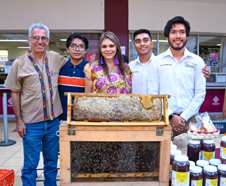 CON EXPOSICIÓN DE PRODUCTOS ELABORADOS CON MIEL SE CONMEMORA EL “DÍA MUNDIAL DE LAS ABEJAS”