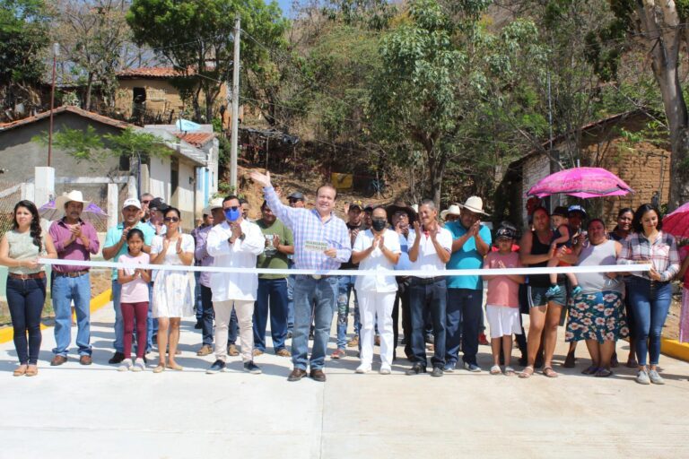 Mariano Rosales entrega calles pavimentadas en ejido Tenochtitlán