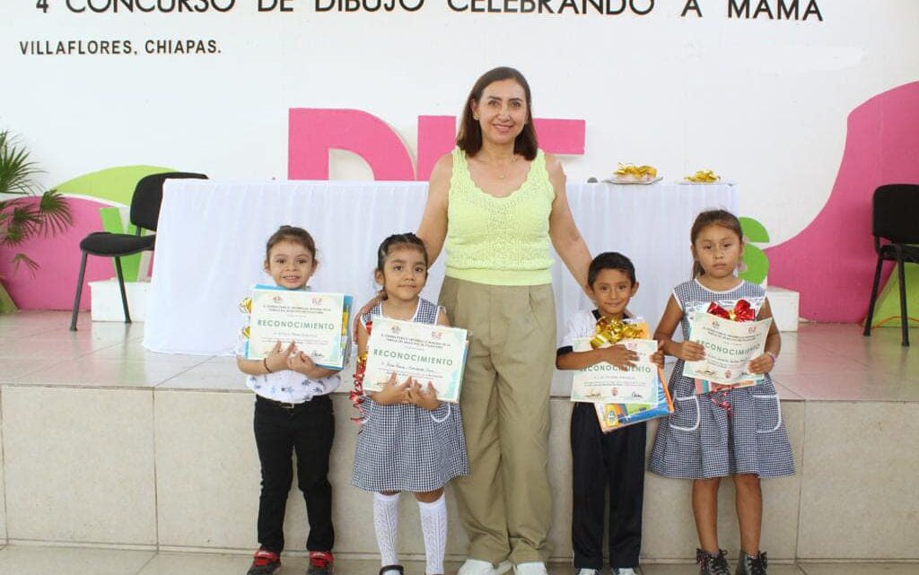 Margarita Sarmiento entrega premios a niñas y niños ganadores de concurso de dibujo