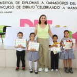 Margarita Sarmiento entrega premios a niñas y niños ganadores de concurso de dibujo