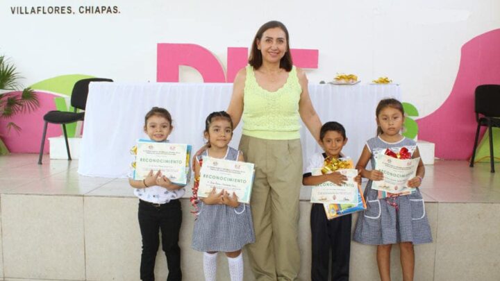 Margarita Sarmiento entrega premios a niñas y niños ganadores de concurso de dibujo