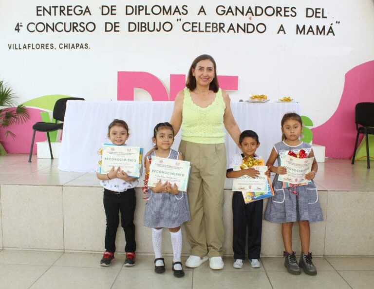 Margarita Sarmiento entrega premios a niñas y niños ganadores de concurso de dibujo