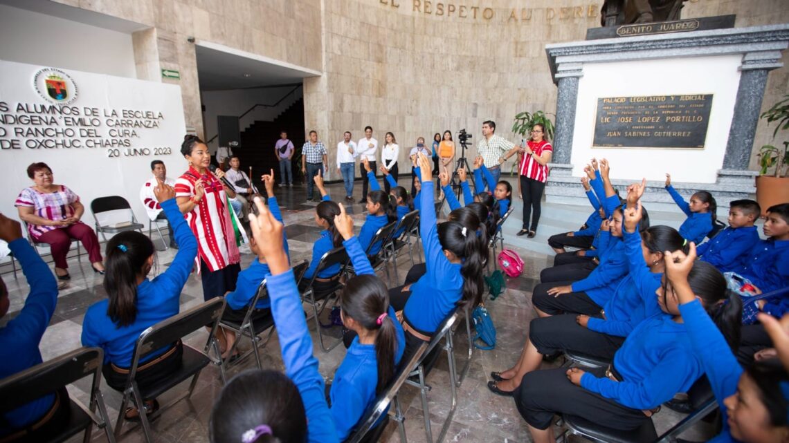 Cecilia Lopez recibe a los alumnos de la Escuela Primaria Indigena “Emilio Carranza” de Oxchuc