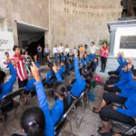 Cecilia Lopez recibe a los alumnos de la Escuela Primaria Indigena “Emilio Carranza” de Oxchuc