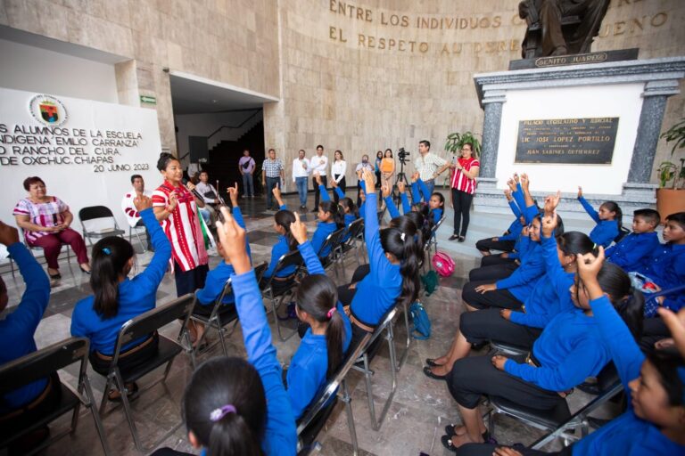 Cecilia Lopez recibe a los alumnos de la Escuela Primaria Indigena “Emilio Carranza” de Oxchuc