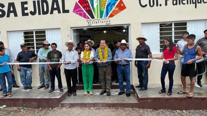 En el ejido Palenque Los Pinos Mariano Rosales entrega casa ejidal