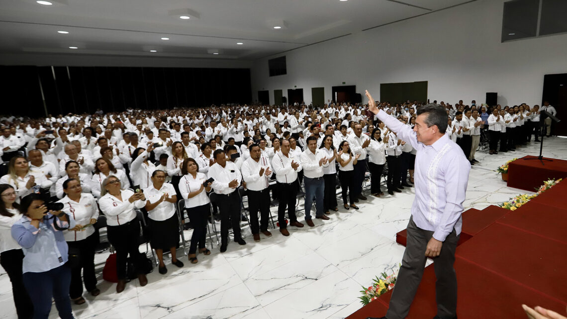 Entrega Rutilio Escandón nombramientos de basificación y contratos a personal de Cecyte Chiapas