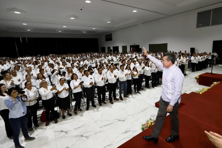 Entrega Rutilio Escandón nombramientos de basificación y contratos a personal de Cecyte Chiapas