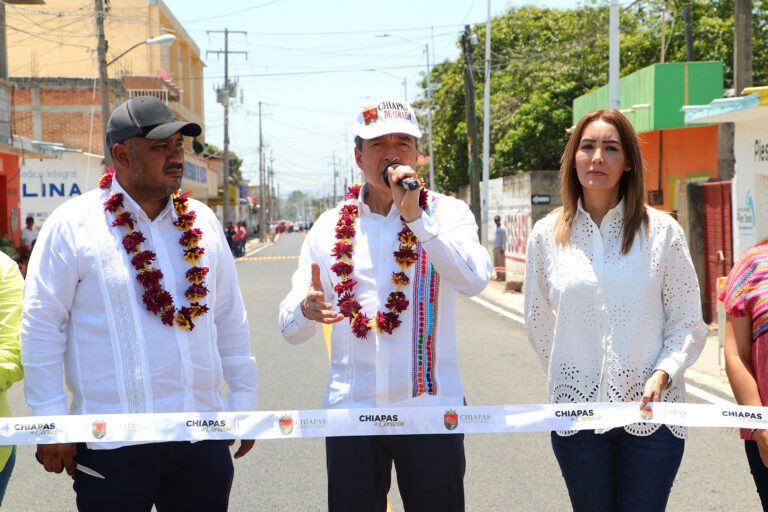 Rutilio Escandón inaugura calle principal de Revolución Mexicana, en Villa Corzo