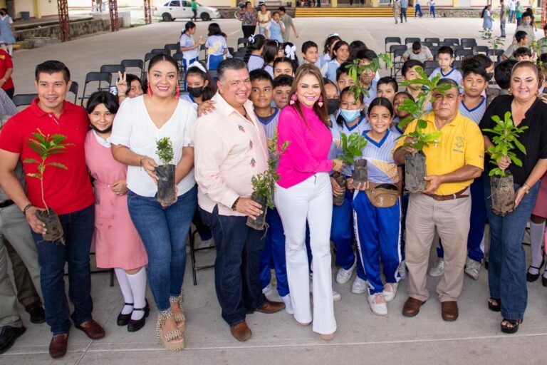 ROSY URBINA PONE EN MARCHA PROGRAMA EN ESCUELAS DE TAPACHULA, “REFORESTANDO CON EL CORAZÓN”.