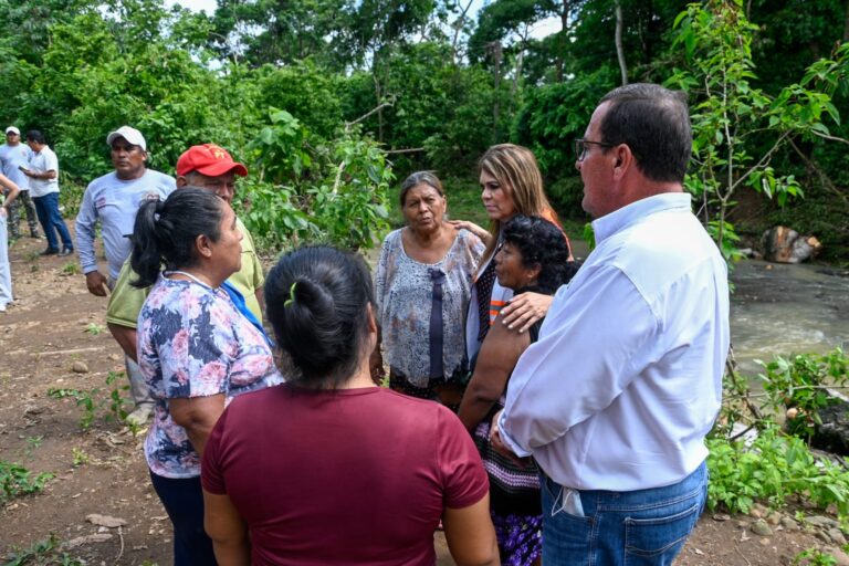 ROSY URBINA REALIZA RECORRIDO PARA EVALUAR DAÑOS POR LAS LLUVIAS