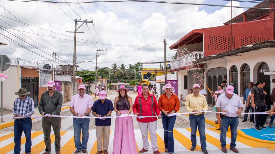 ROSY URBINA ENTREGA CALLES PAVIMENTADAS EN CALPAN LAURELES