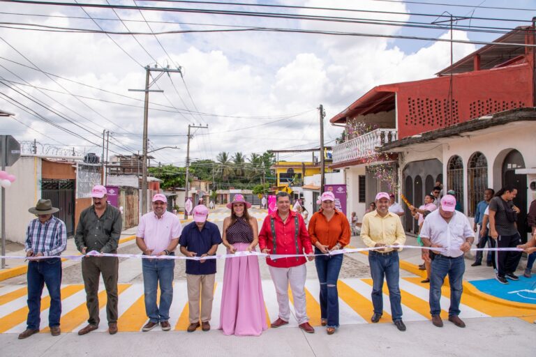 ROSY URBINA ENTREGA CALLES PAVIMENTADAS EN CALPAN LAURELES