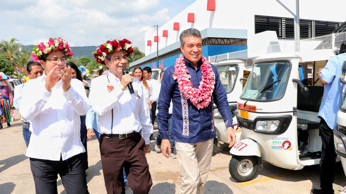 En Ocozocoautla, entrega Rutilio Escandón mil 286 permisos de transporte en modalidad de mototaxi