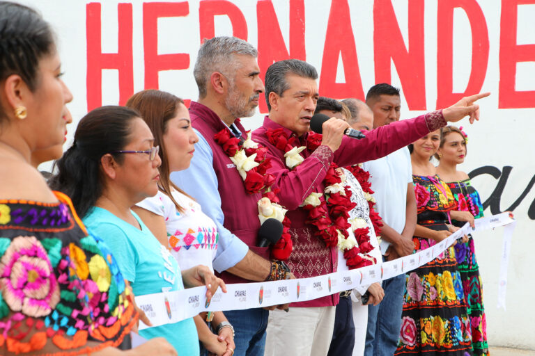 En Mezcalapa, inaugura Rutilio Escandón pavimentación de calles en la localidad Raudales Malpaso