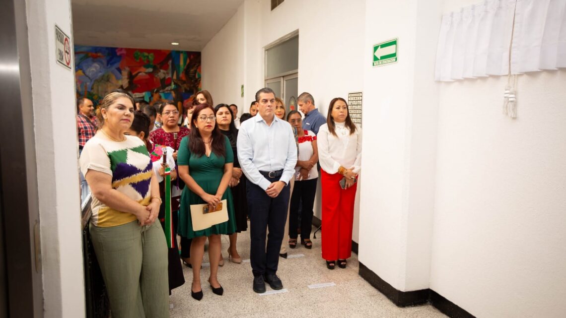 Inscriben en letras doradas el nombre de #FideliaBrindisCamacho en Sala de Usos Múltiples