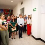 Inscriben en letras doradas el nombre de #FideliaBrindisCamacho en Sala de Usos Múltiples