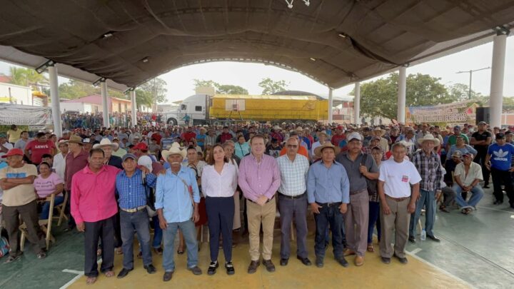 Mariano Rosales entrega fertilizante en Domingo Chanona