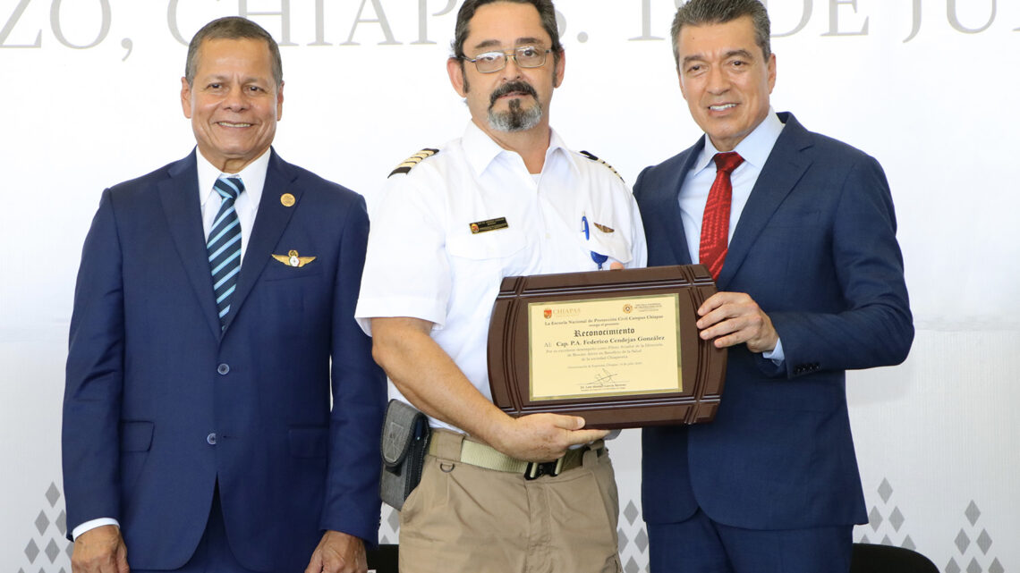 Rutilio Escandón felicita a la primera generación graduada de la Licenciatura en PC y Piloto Aviador de la Enaproc