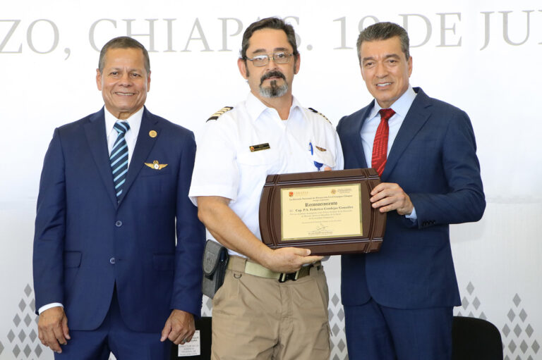 Rutilio Escandón felicita a la primera generación graduada de la Licenciatura en PC y Piloto Aviador de la Enaproc