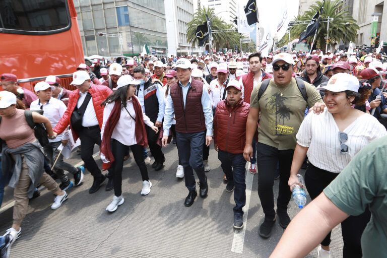 Rutilio Escandón encabeza contingente chiapaneco durante el festejo por los 5 años del triunfo democrático para la transformación del país liderado por AMLO