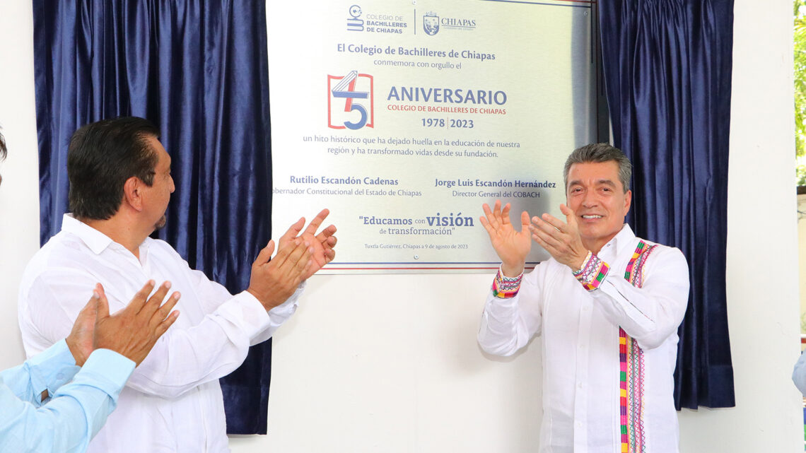 Felicita Rutilio Escandón a la comunidad cobachense por cumplir 45 años de servir al pueblo