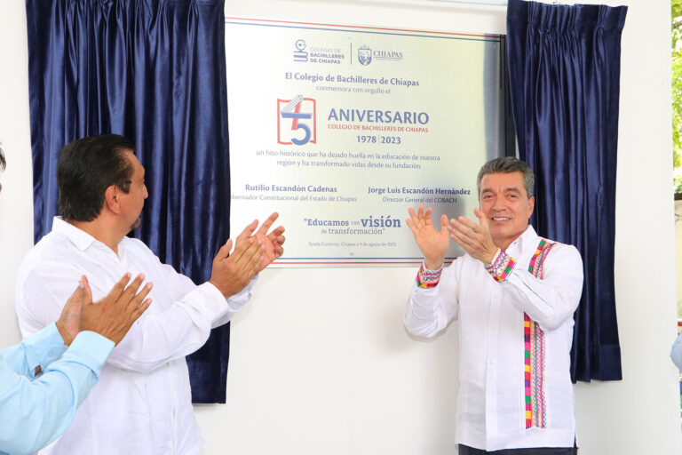 Felicita Rutilio Escandón a la comunidad cobachense por cumplir 45 años de servir al pueblo