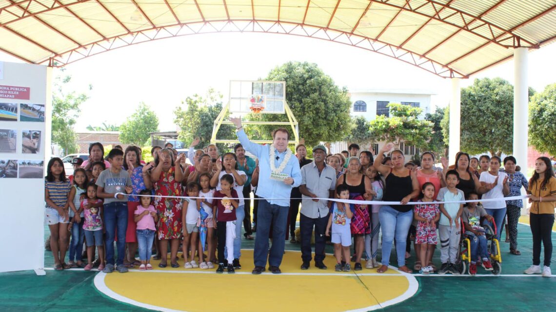 Alcalde Mariano Rosales entrega cancha y domo en colonia Manuel Velasco Siles