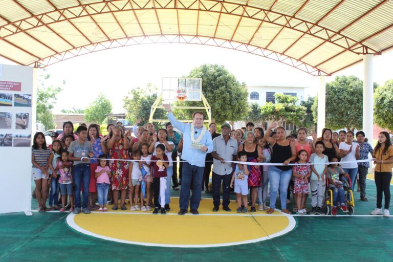 Alcalde Mariano Rosales entrega cancha y domo en colonia Manuel Velasco Siles