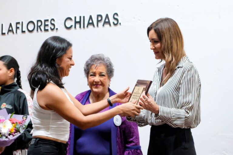 Participa Caro Zuarth Ramos en la entrega de reconocimientos a deportistas