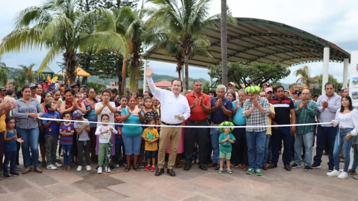 Mariano Rosales entrega parque en Benito Juárez