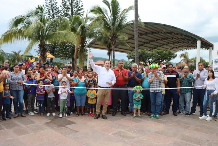 Mariano Rosales entrega parque en Benito Juárez