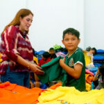 Entrega Tania Robles playeras y cilindros a niñas y niños del Curso Deportivo Vacacional 2023