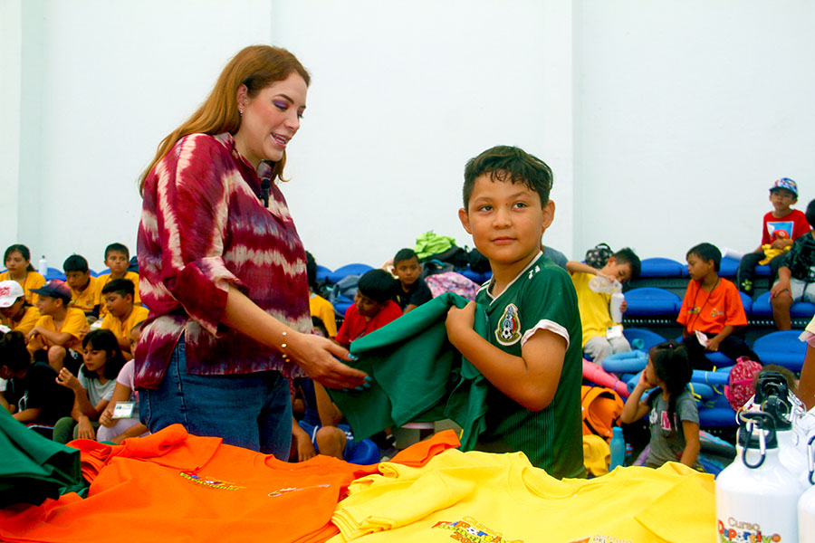 Entrega Tania Robles playeras y cilindros a niñas y niños del Curso Deportivo Vacacional 2023