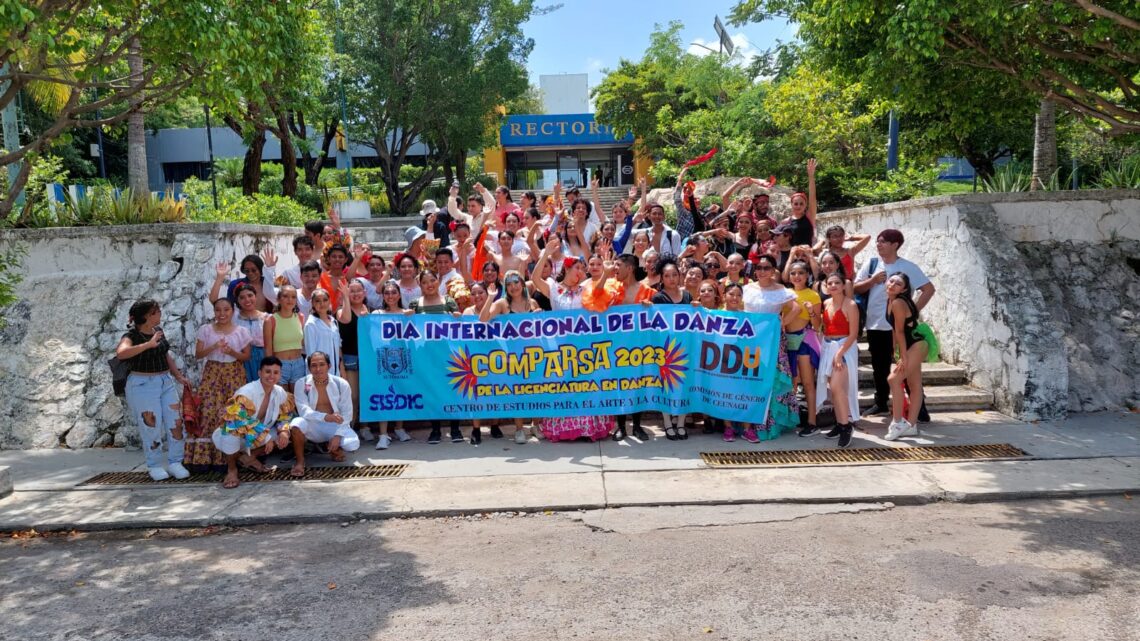 Realizan alumnos de la Licenciatura en Danza de la UNACH Comparsa de bienvenida al nuevo ciclo escolar