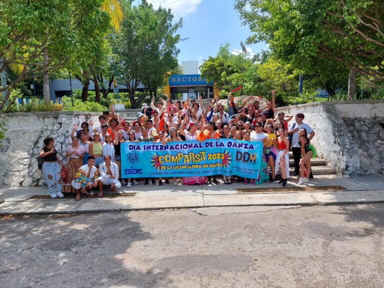 Realizan alumnos de la Licenciatura en Danza de la UNACH Comparsa de bienvenida al nuevo ciclo escolar