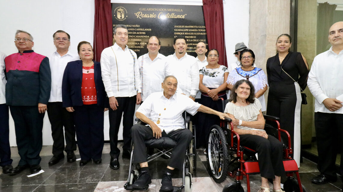 Rutilio Escandón impone Medalla “Rosario Castellanos” al doctor Roberto Gómez Alfaro