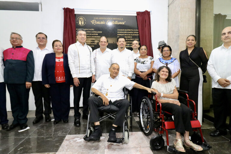 Rutilio Escandón impone Medalla “Rosario Castellanos” al doctor Roberto Gómez Alfaro