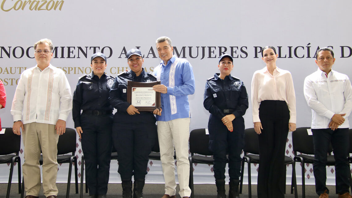 Rutilio Escandón entrega reconocimientos a mujeres policías de la SSyPC