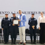 Rutilio Escandón entrega reconocimientos a mujeres policías de la SSyPC