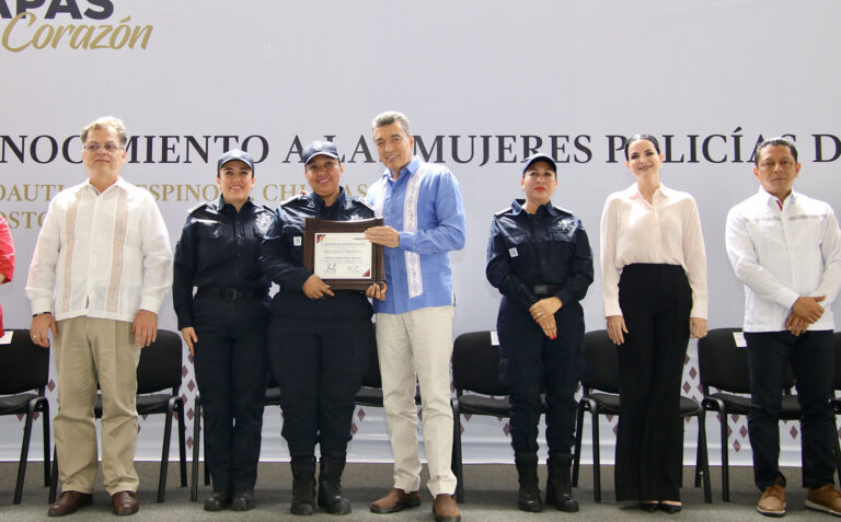 Rutilio Escandón entrega reconocimientos a mujeres policías de la SSyPC