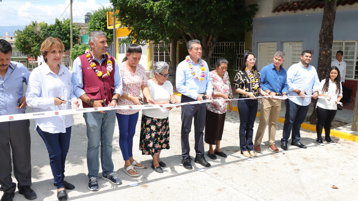 Inaugura Rutilio Escandón calles en la colonia Calvarium de Tuxtla Gutiérrez