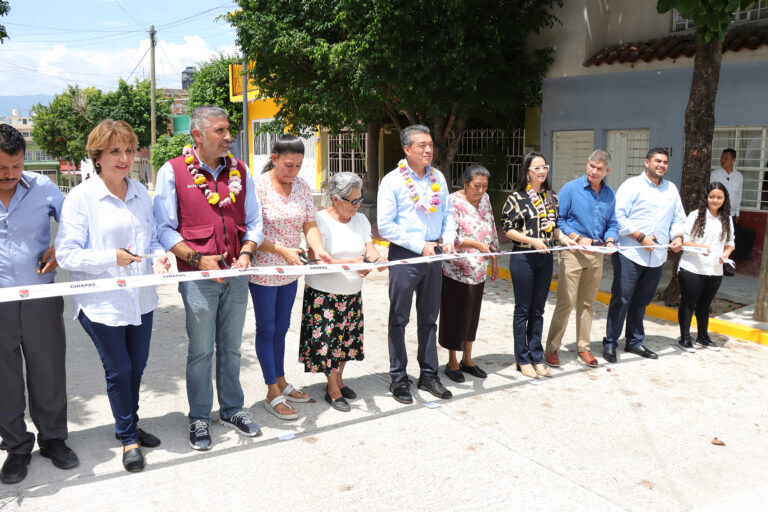 Inaugura Rutilio Escandón calles en la colonia Calvarium de Tuxtla Gutiérrez