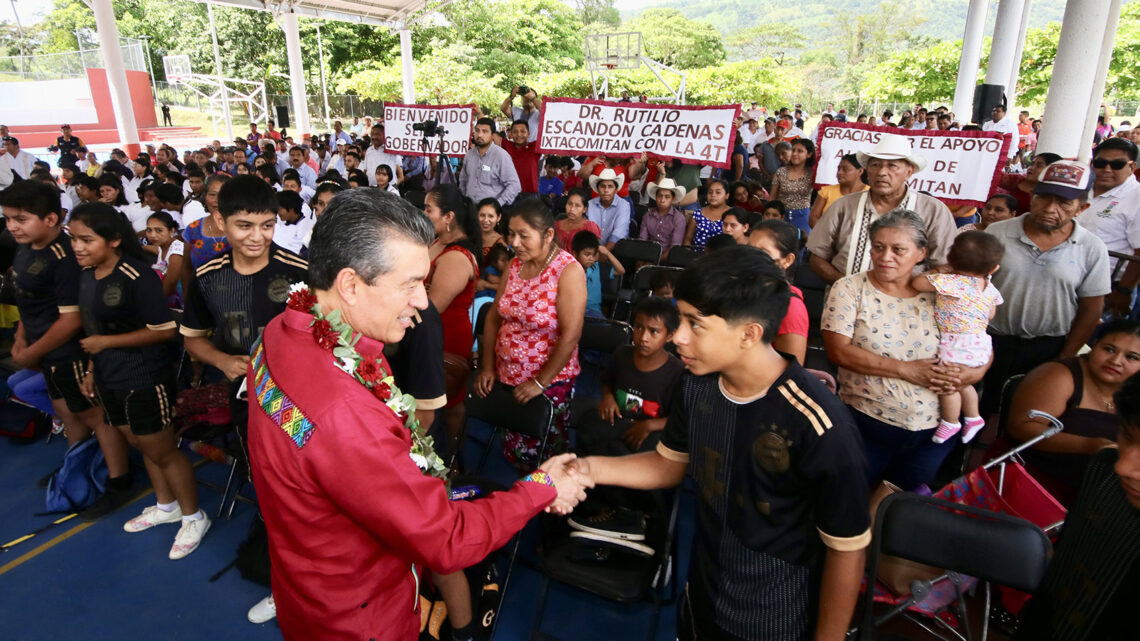 Inaugura Rutilio Escandón rehabilitación integral de la Unidad Deportiva de Ixtacomitán