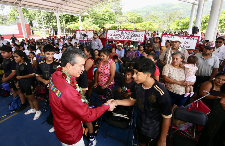 Inaugura Rutilio Escandón rehabilitación integral de la Unidad Deportiva de Ixtacomitán