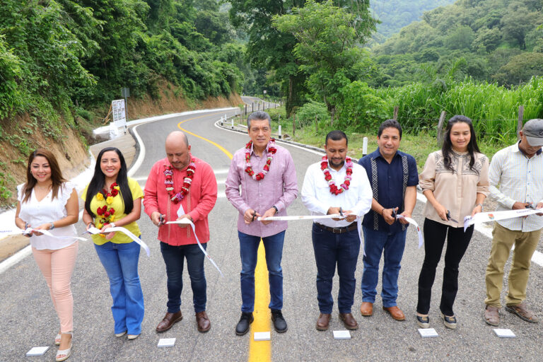 Rutilio Escandón beneficia a habitantes de Cintalapa con construcción de camino