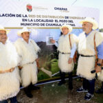 En Chamula, inaugura Rutilio Escandón instalación de red de distribución de energía eléctrica en la localidad El Pozo